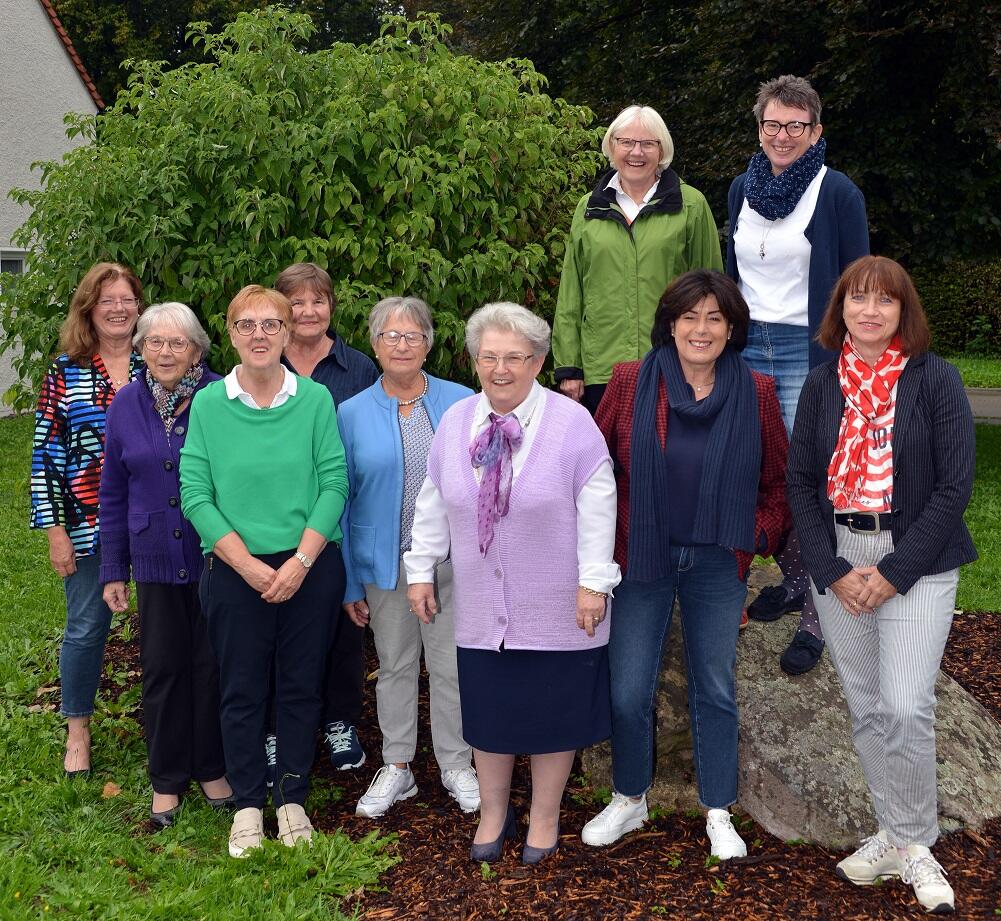 von links – erste Reihe: Hildegard Schütz, Rosa Neumaier, Alberta Nagenrauft, Brigitte Stork, Helga Fessler, Annemari Merk, Josefine Baier, Ulrike Schoblocher zweite Reihe: Gabriele Schindele, geistl. Beirätin Regina Weindl
